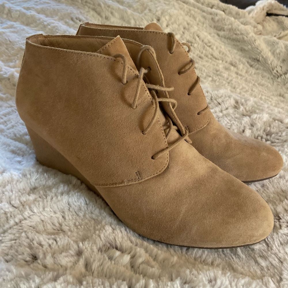 Vionic Tan Suede Wedge Lace Up Bootie Size 9